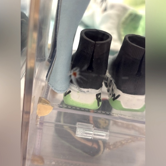 Rainbow High Fashion Dolls Closet with Clothes and Accessories - Picture 9 of 16